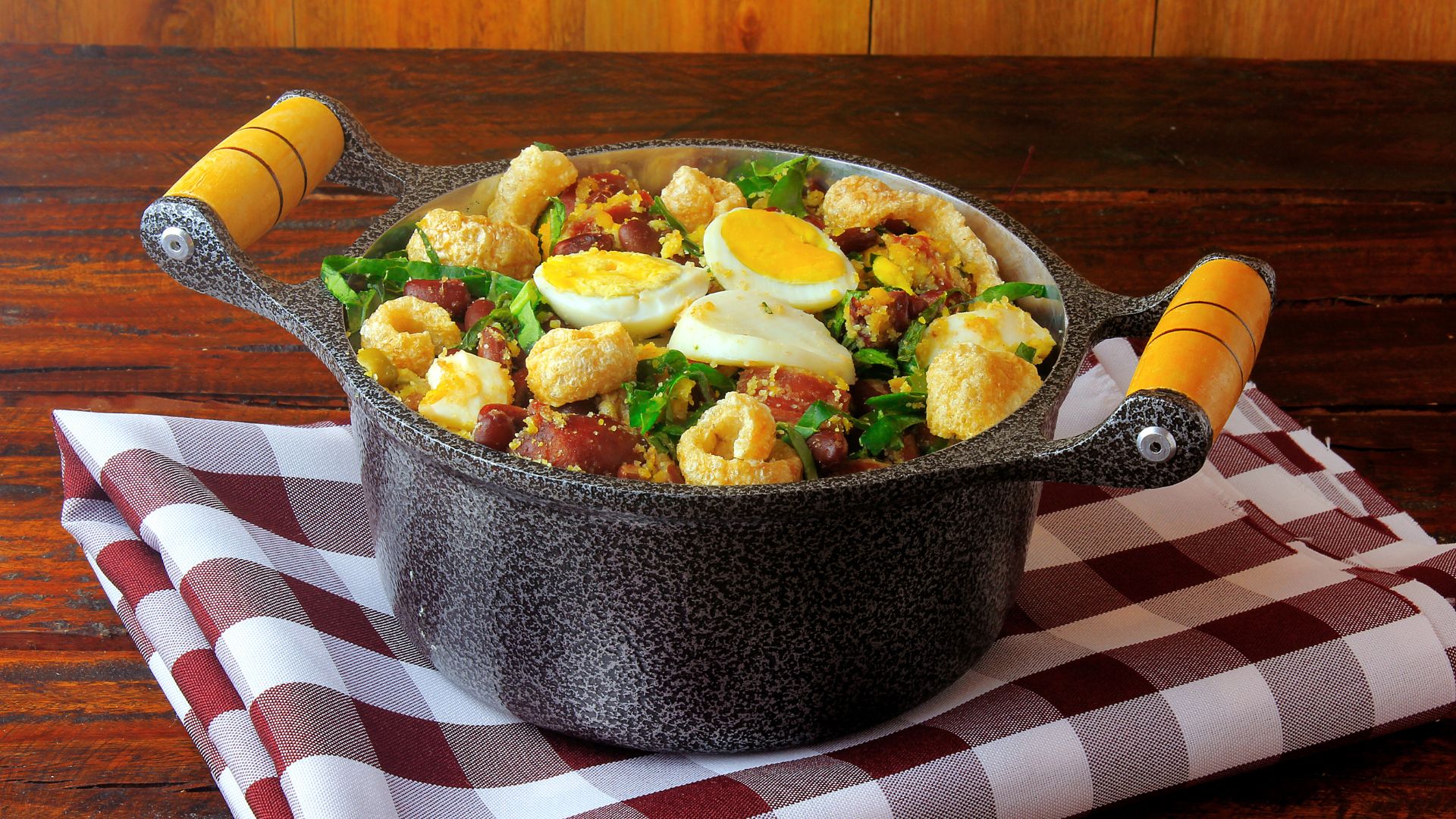 Como fazer feijão tropeiro: um clássico da culinária mineira