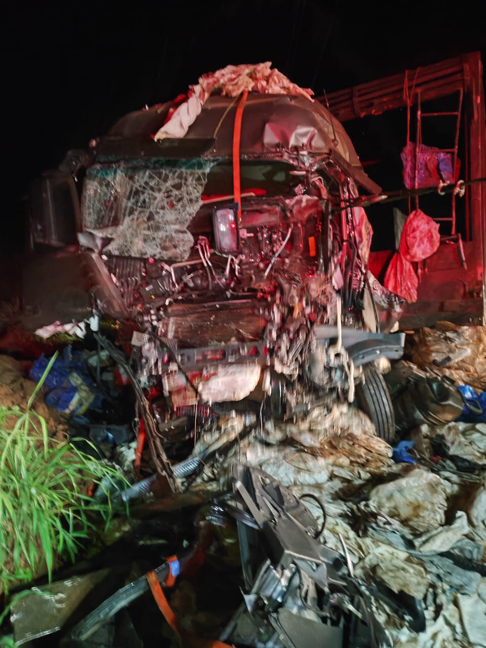Motorista fica ferido após colisão entre duas carretas na MT-449