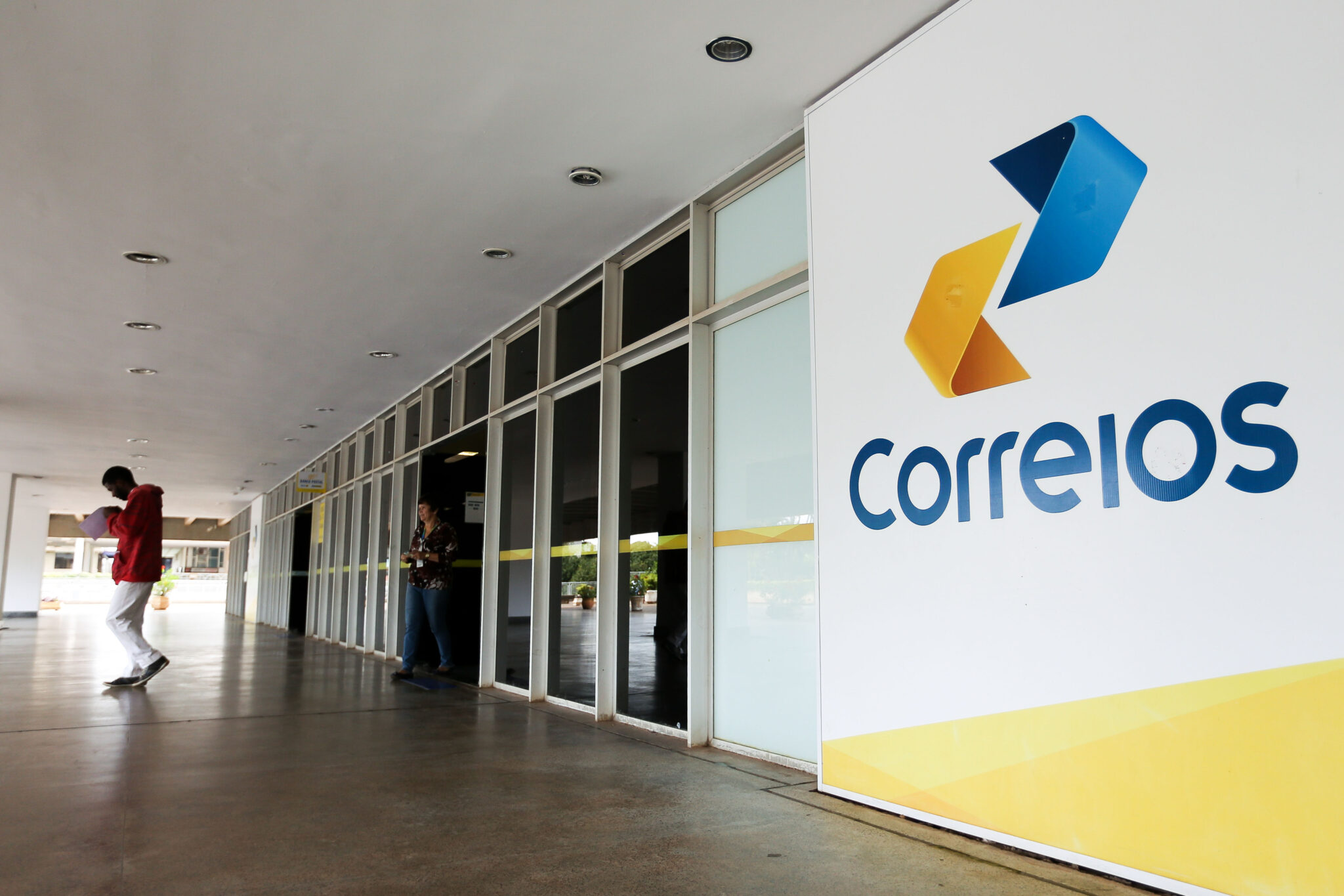 Correios atenderão a serviços da Caixa, como seguro-desemprego e FGTS