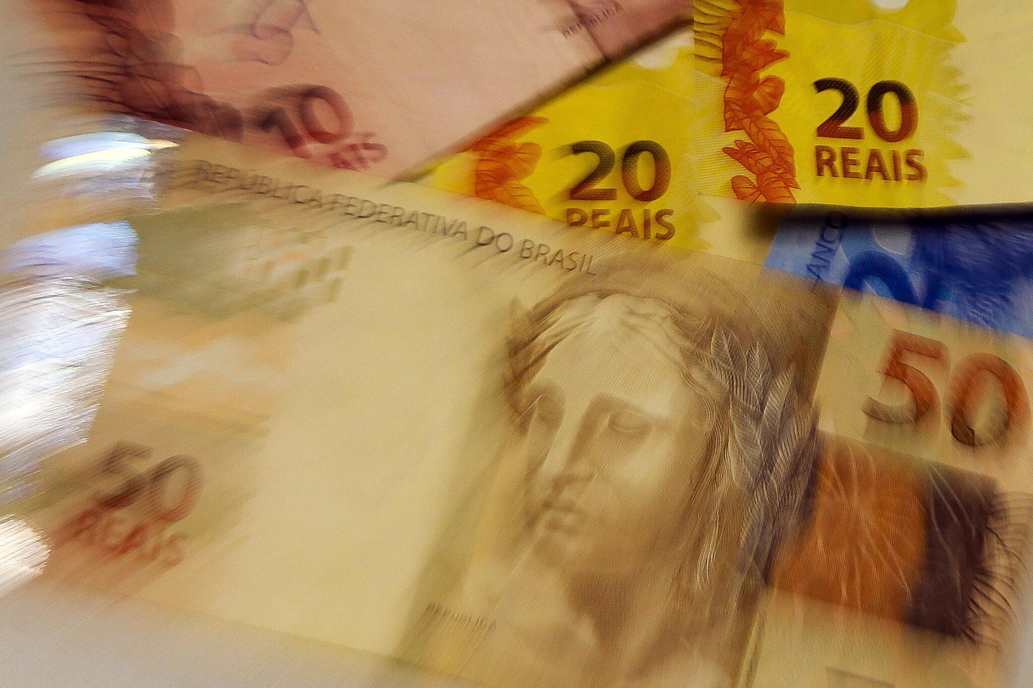 Endividamento e inadimplência do consumidor caem em fevereiro