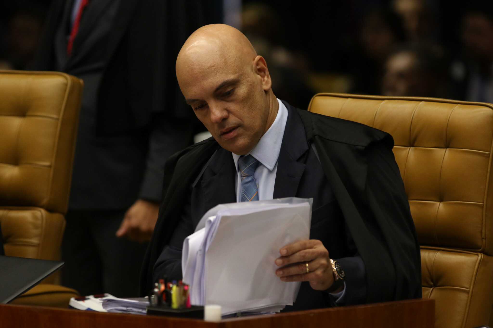 Moraes dá 48h para Bolsonaro explicar estadia na embaixada da Hungria