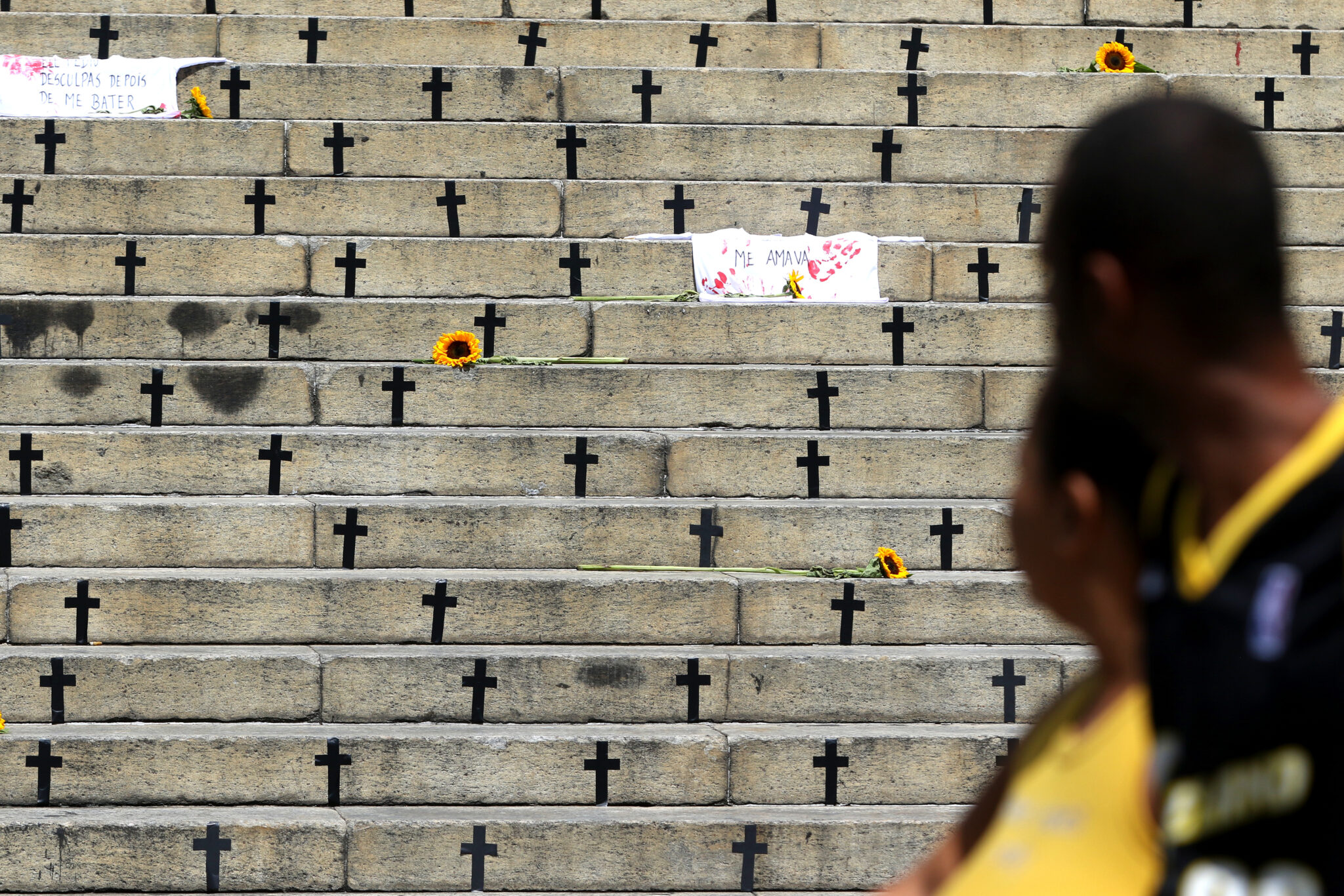 Mulheres protestam contra feminicídios no Rio de Janeiro