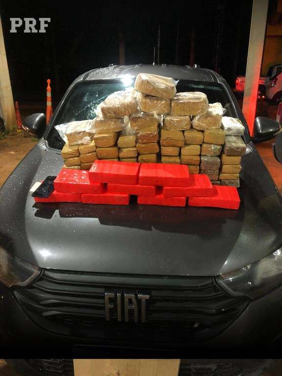 PRF apreende veículo clonado com 65 kg de drogas na BR-070 em Primavera do Leste