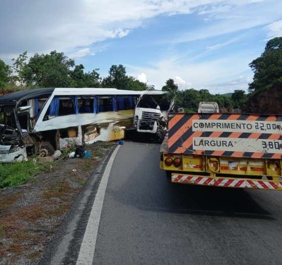 Acidente entre ônibus e carreta deixa 19 feridos na BR-070, em Mato Grosso