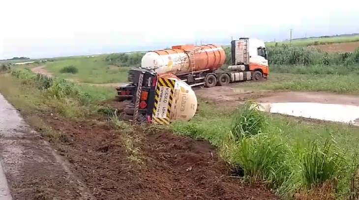 Tombamento de carreta tanque provoca derramamento de combustível na BR-163 em Lucas do Rio Verde