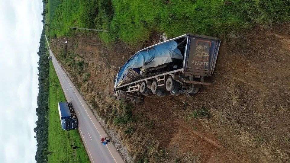Carreta com destino a Mato Grosso tomba na BR-364 em Rondônia