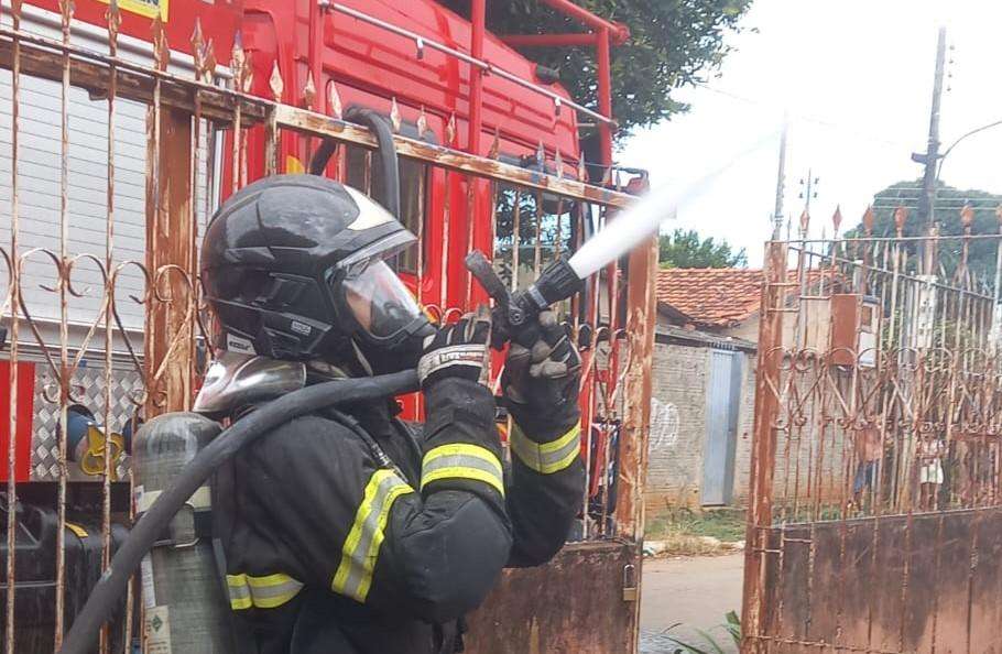 Corpo de Bombeiros extingue incêndio em residência em Poconé