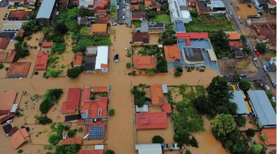 Enchente em Mato Grosso deixa dezenas de desabrigados e força remoção de famílias
