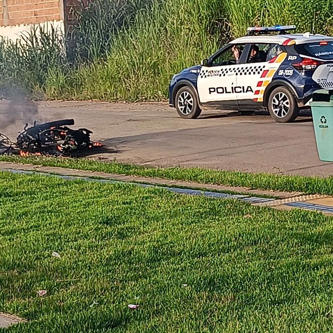 Mulher é presa após atear fogo em motocicleta e agredir policiais em Nobres