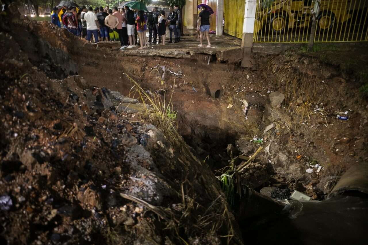 Prefeitura de Cuiabá intensifica ações emergenciais após fortes chuvas que causam alagamentos