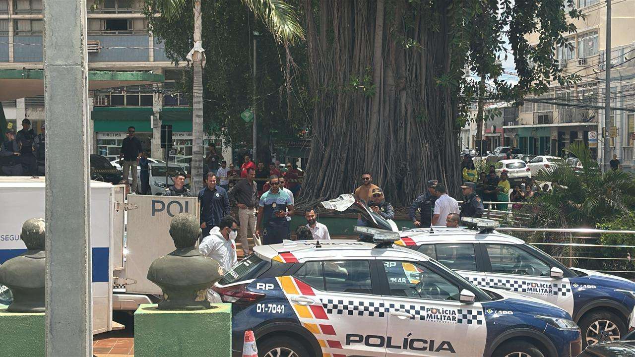 Imagens comprovam que homem entrou em viatura e se trancou em porta-malas; veja vídeo