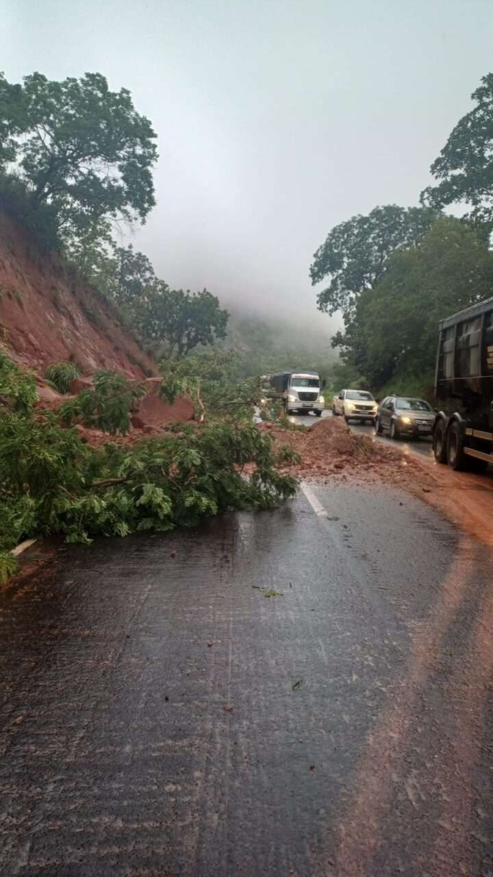 Deslizamento de Terra na Serra da Petrovina causa lentidão na BR-364 em Pedra Preta