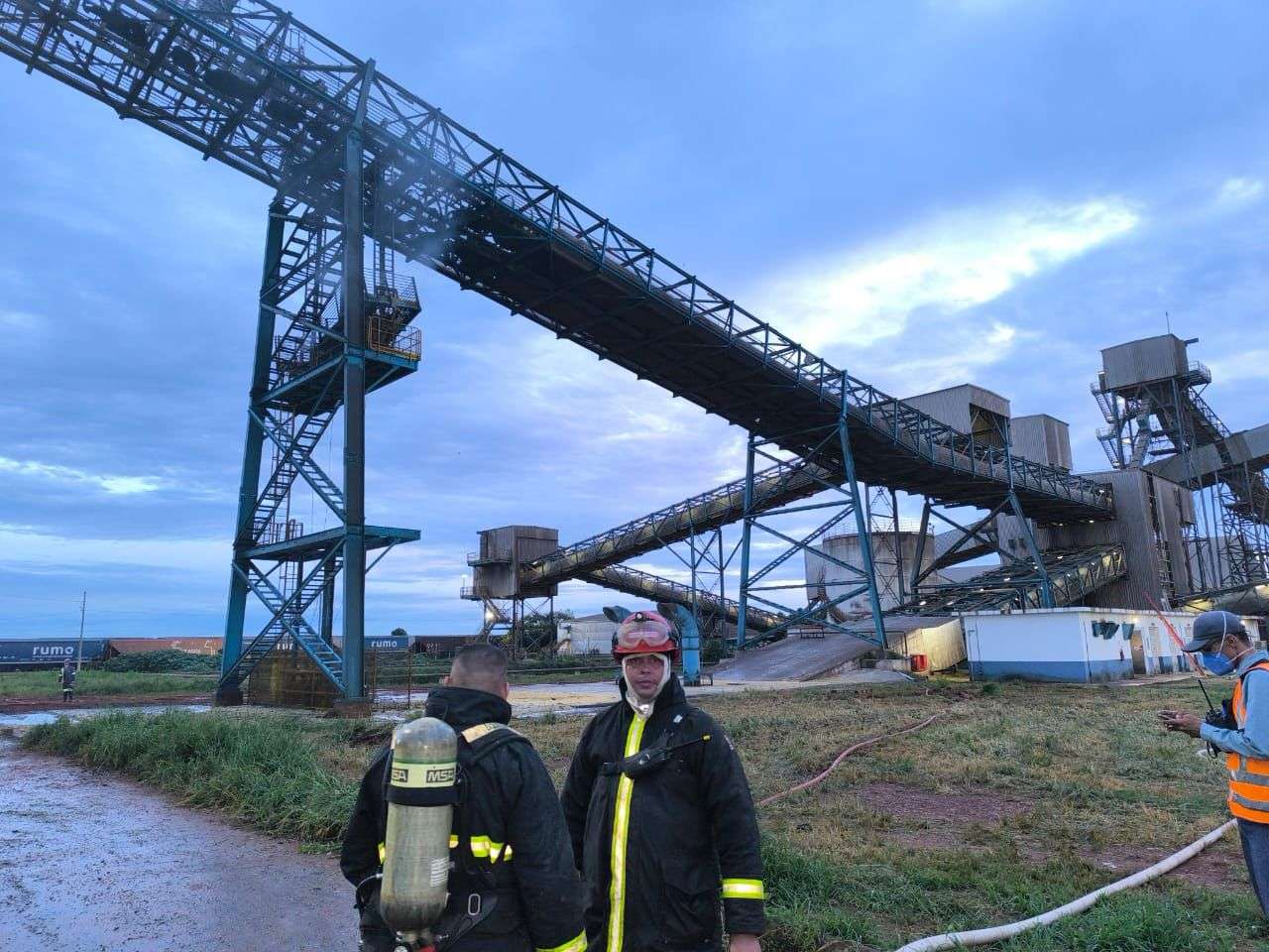 (VÍDEO) Bombeiros combatem incêndio em terminal de cargas na BR-163, em Rondonópolis