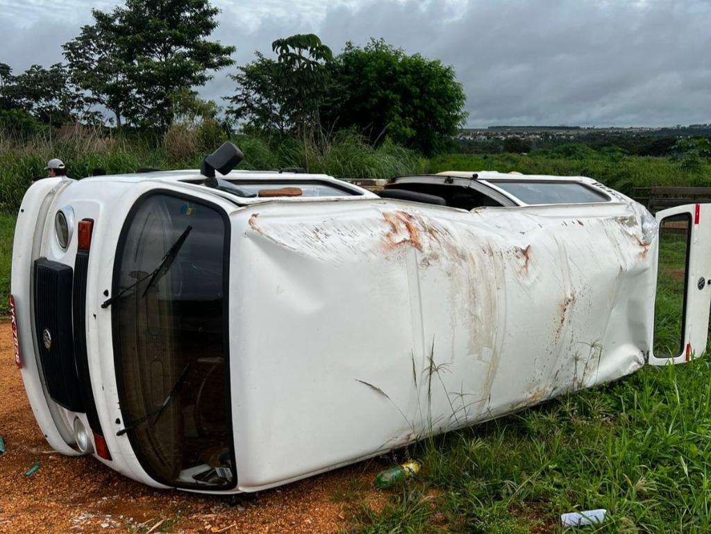Corpo de Bombeiros socorre três vítimas após acidente de carro