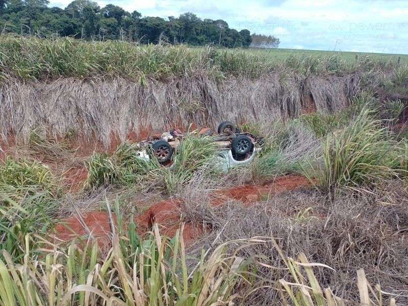 Mulher fica gravemente ferida após capotamento de caminhonete na MT-140