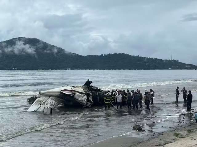 (VÍDEO) Avião de pequeno porte explode na Praia do Cruzeiro, em Ubatuba (SP), deixando dois mortos 