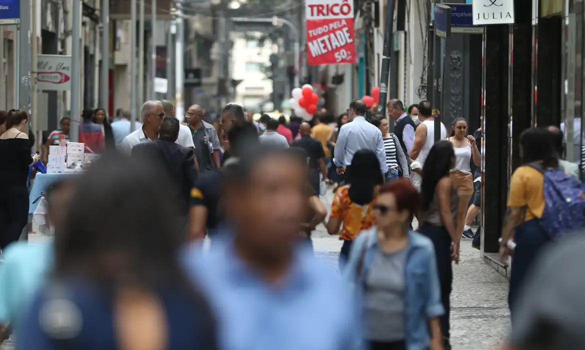 Movimentação de pessoas nas ruas do centro da cidade.