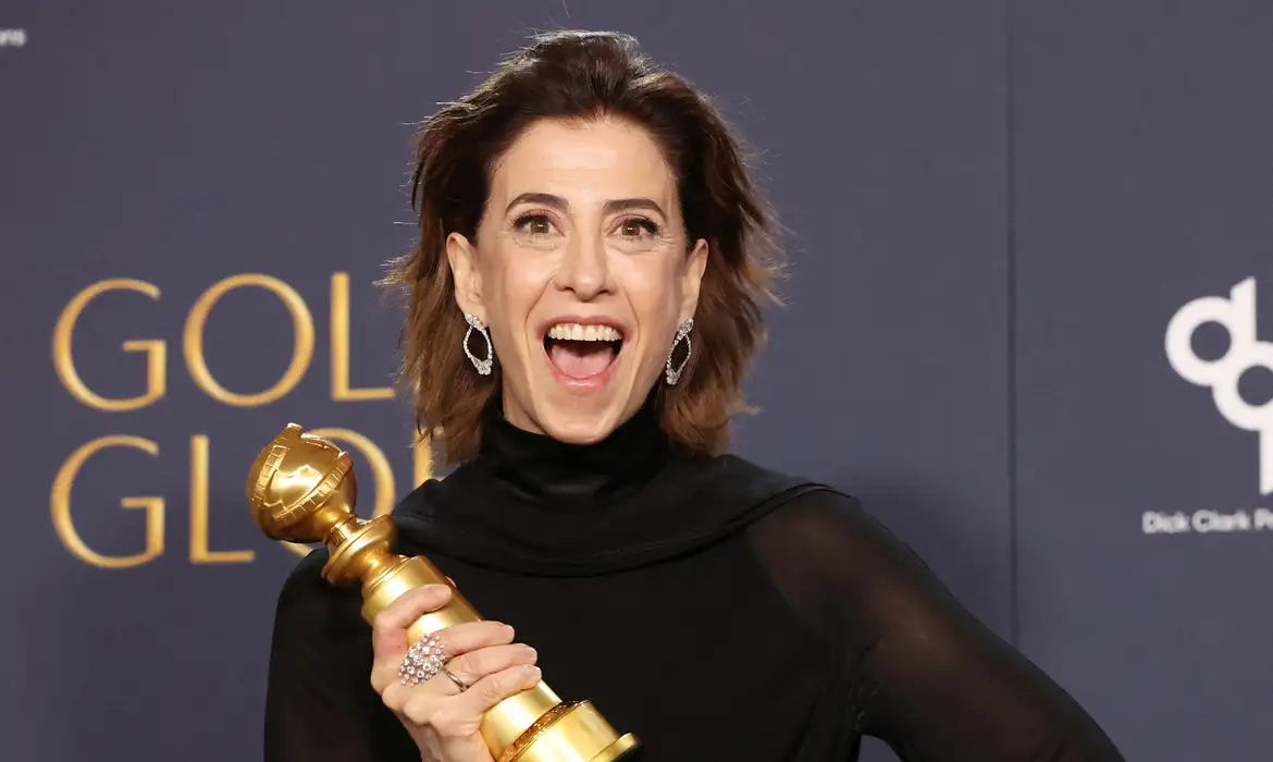 Fernanda Torres poses with the award for Best Performance by an Actress in a Motion Picture — Drama for