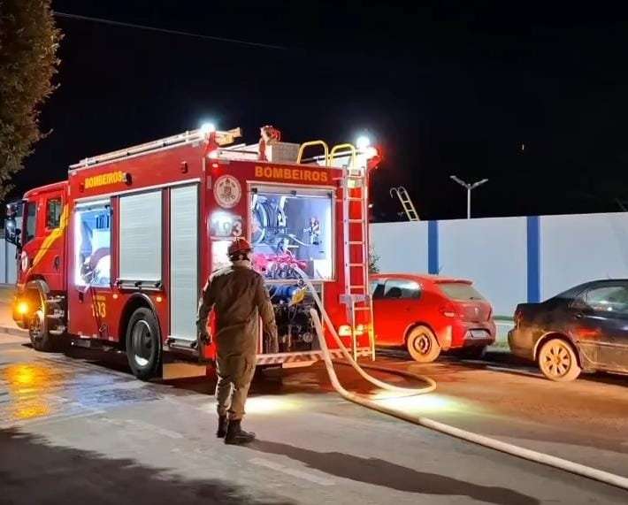 Bombeiros controlam princípio de incêndio em conveniência de posto de combustível em Sinop