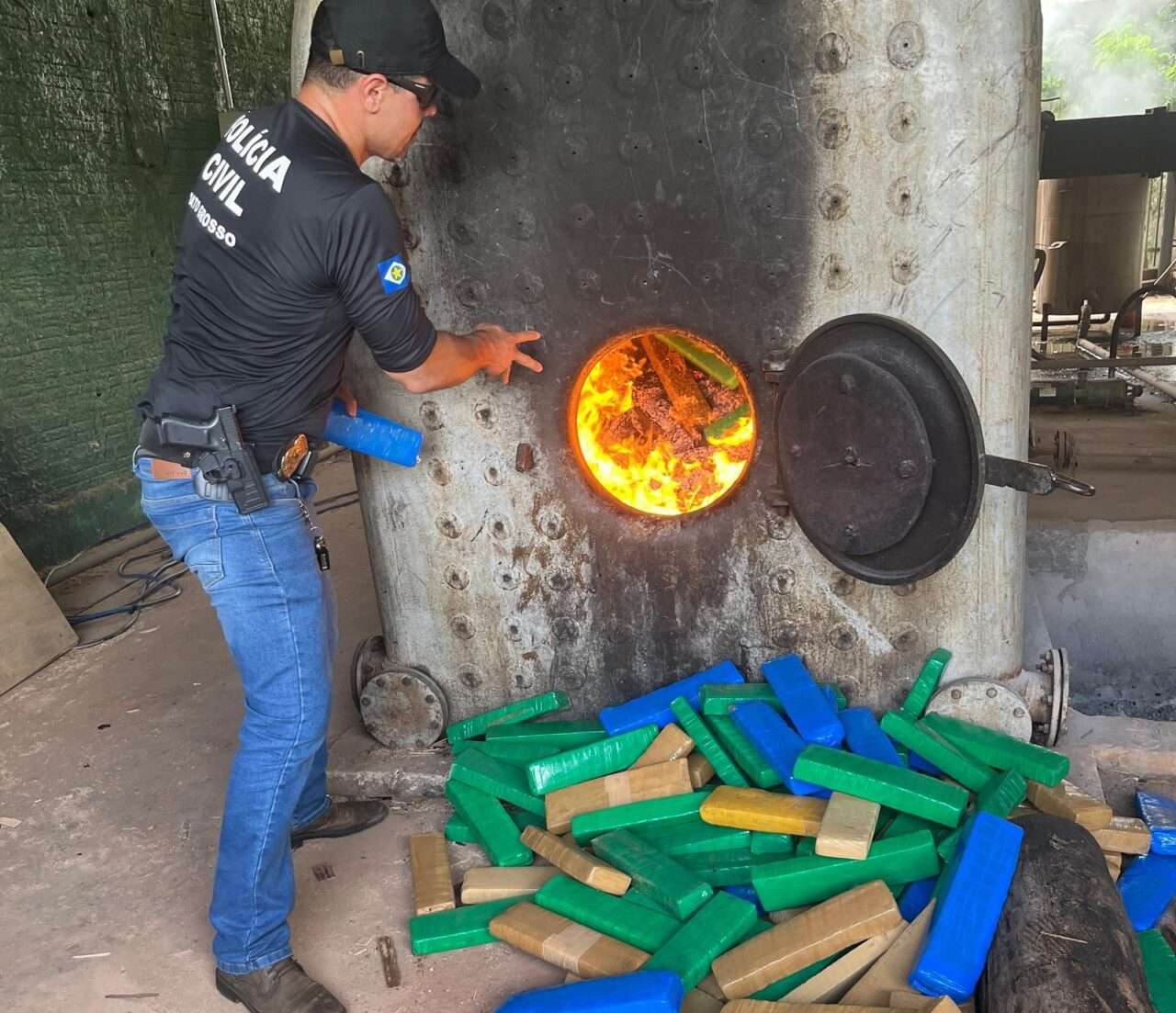Polícia Civil de Mato Grosso incinera uma tonelada de maconha apreendida em Itiquira