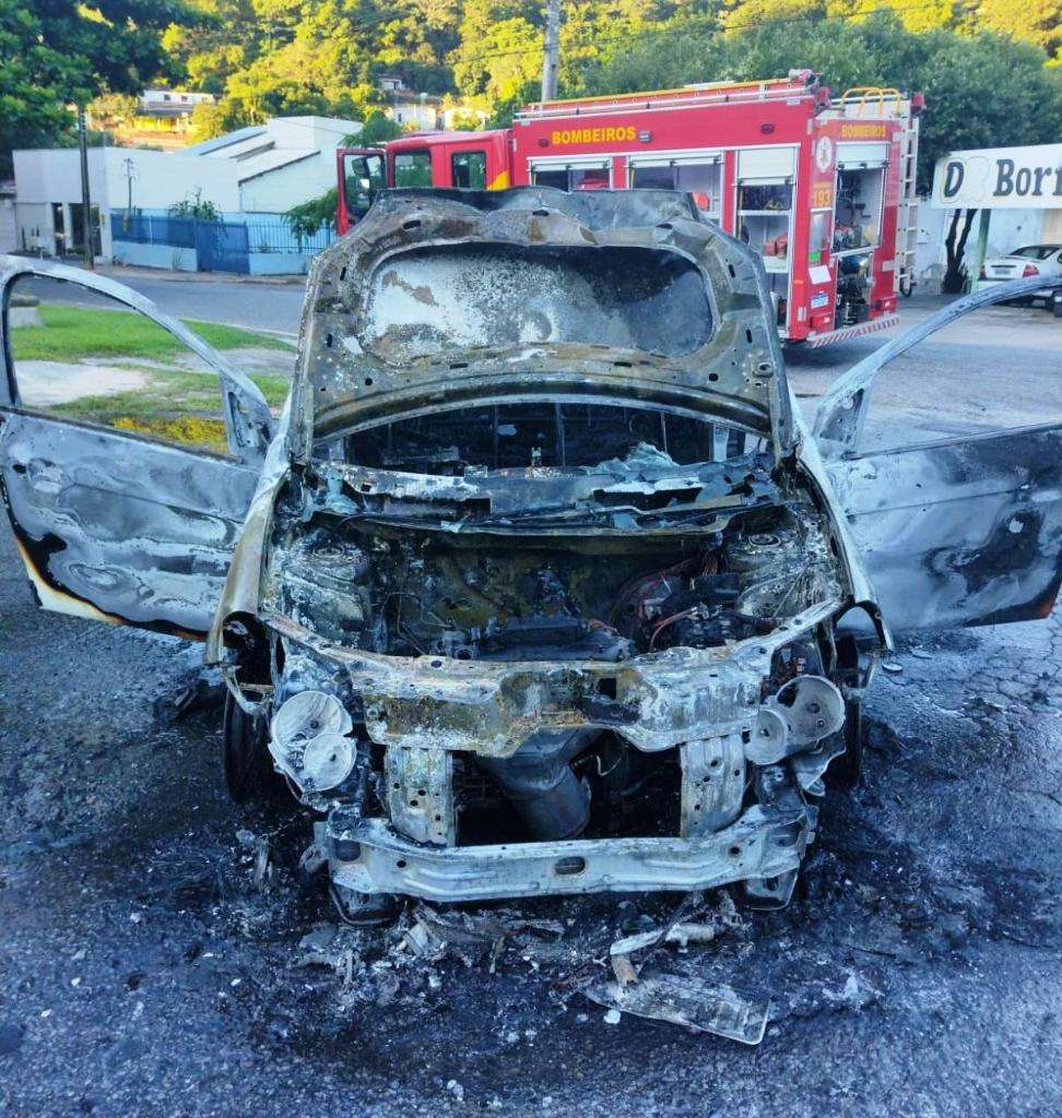 Incêndio destrói veículo em Barra do Garças; condutor sai ileso