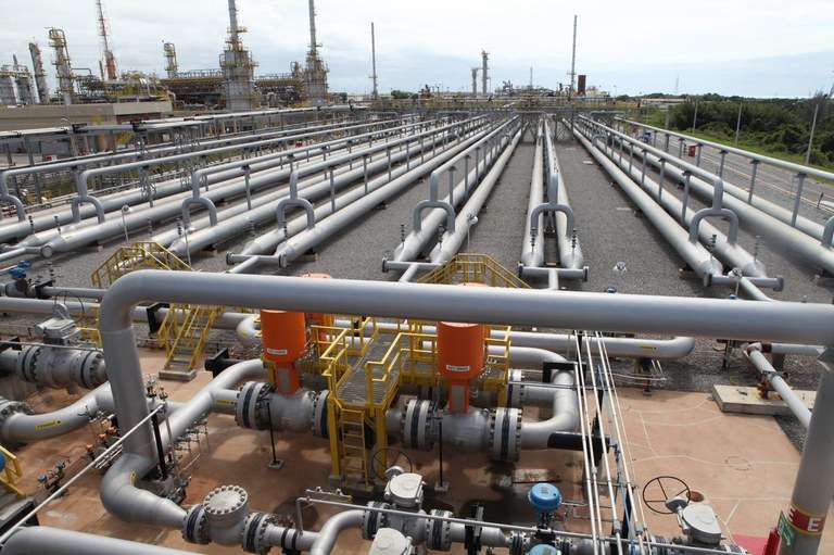 Petrobras e empresa nacional fecham acordo para escoar gás natural da Bacia de Campos