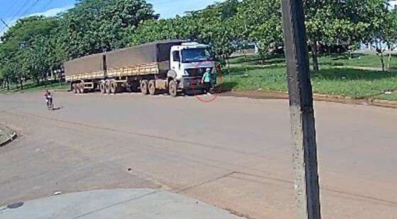 VÍDEO; Idosa sobrevive após ser atropelada por carreta de nove eixos em Canarana (MT)