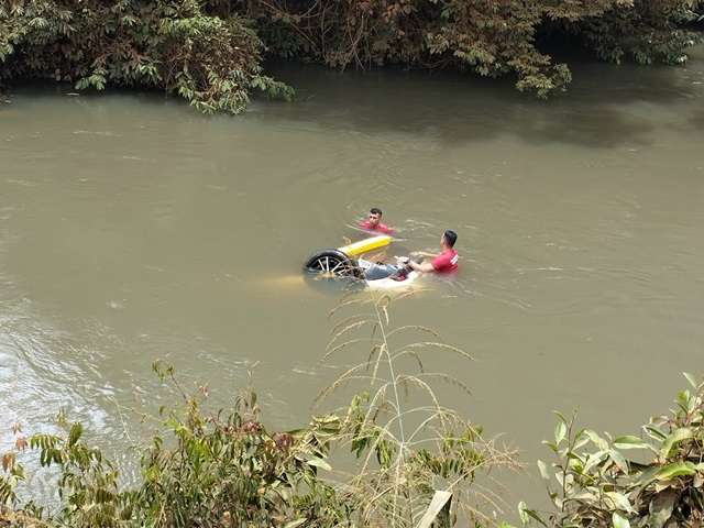 Veículo cai em rio na MT-560, e condutor é resgatado após nadar até a margem 