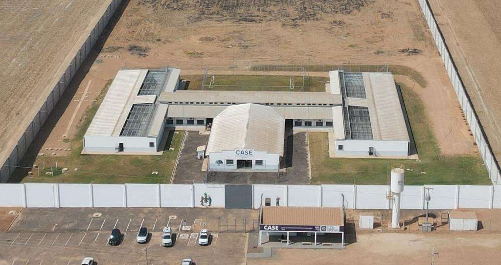 Mulher é flagrada por agentes tentando entregar droga a adolescente em unidade de internação no interior