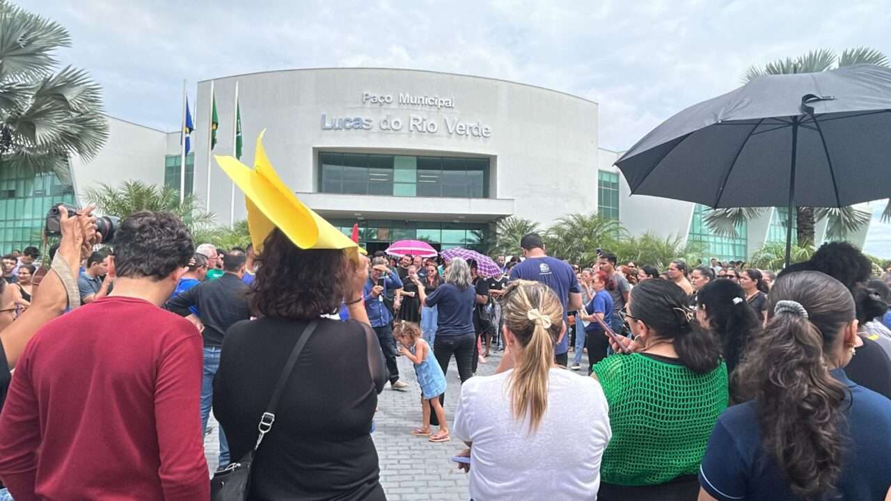 Profissionais da educação paralisam atividades e pressionam Prefeitura por respostas