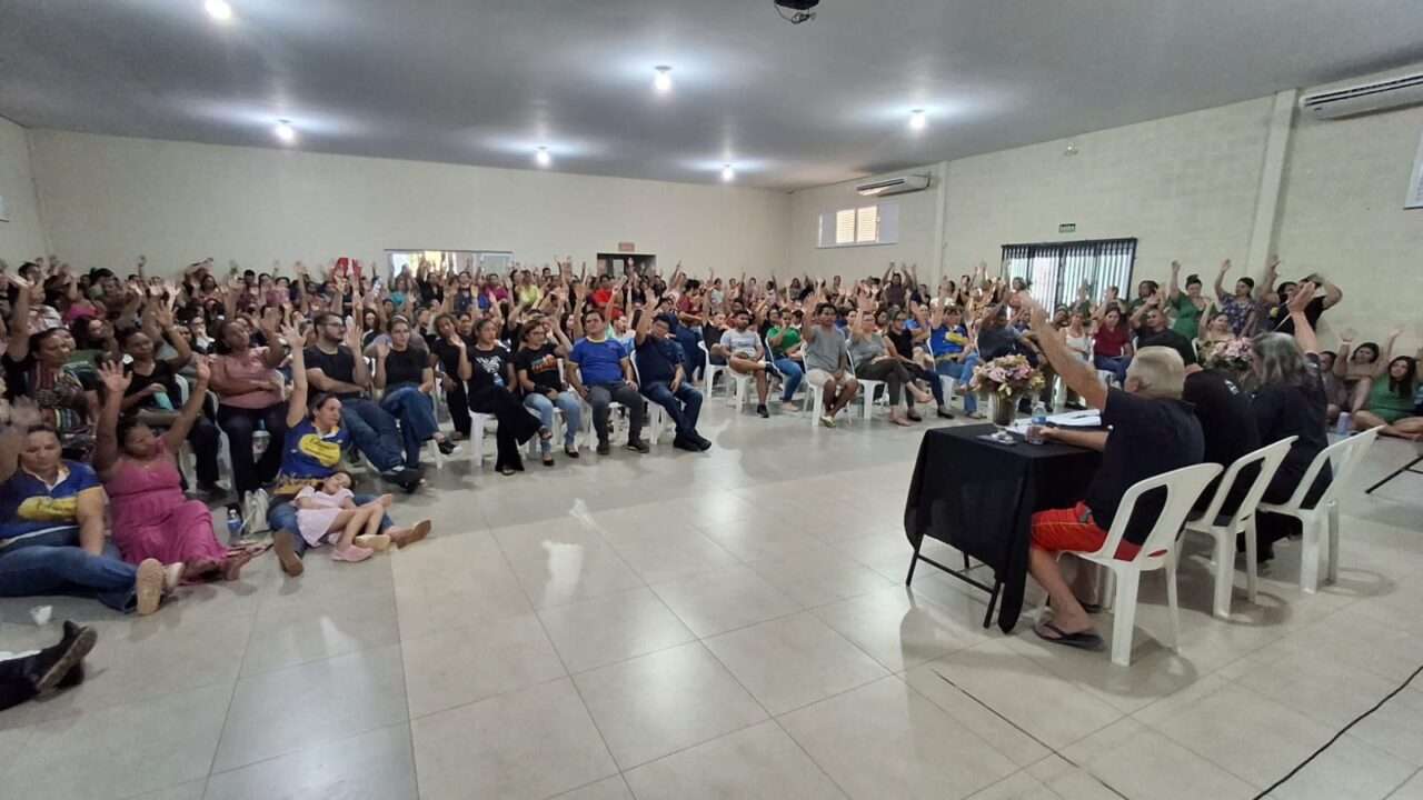 Profissionais da educação rejeitam propostas da Prefeitura e aprovam greve em Lucas do Rio Verde
