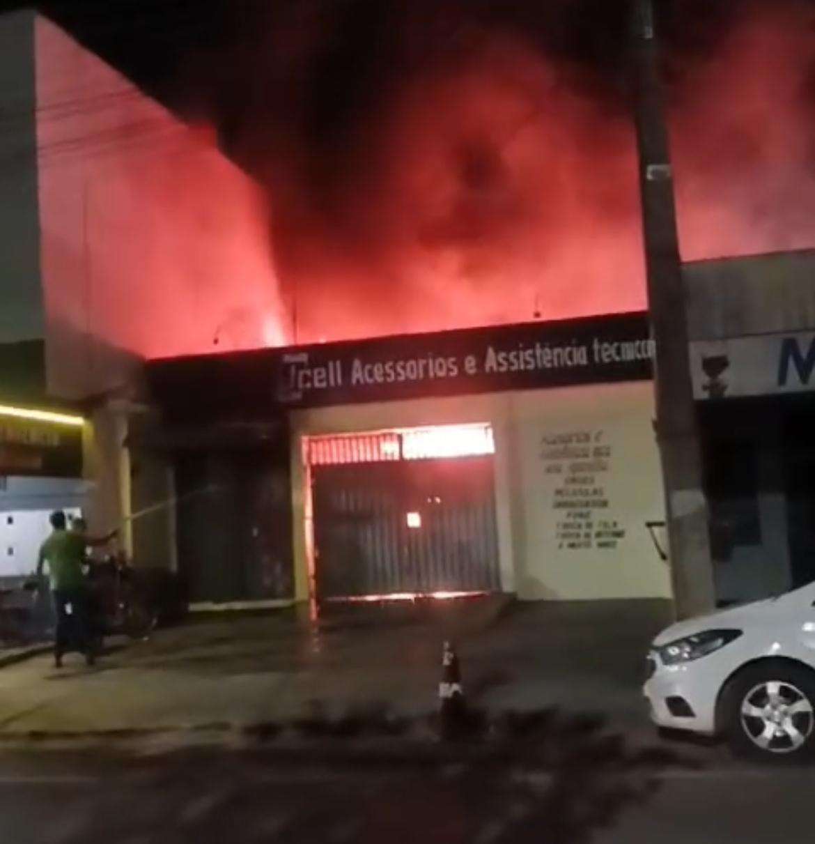 Incêndio atinge residência em Sinop; homem é preso acusado de atear fogo 