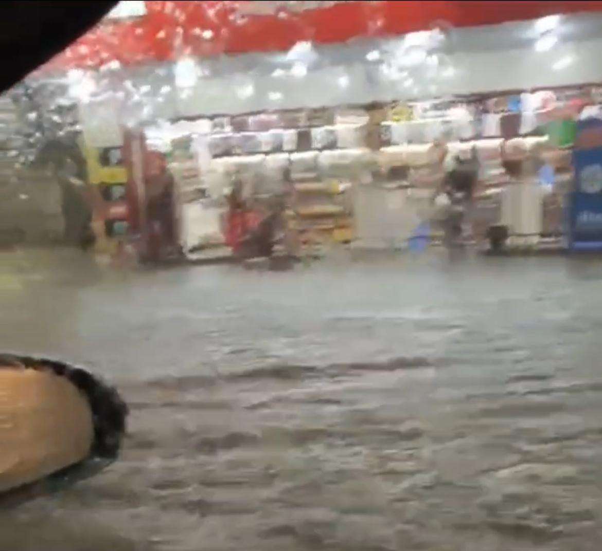 (VÍDEO) Temporal causa alagamentos e transtornos em Cuiabá 