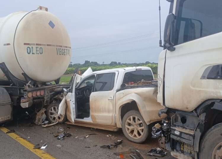 Acidente entre carretas e caminhonete interdita BR-163 em Sorriso 