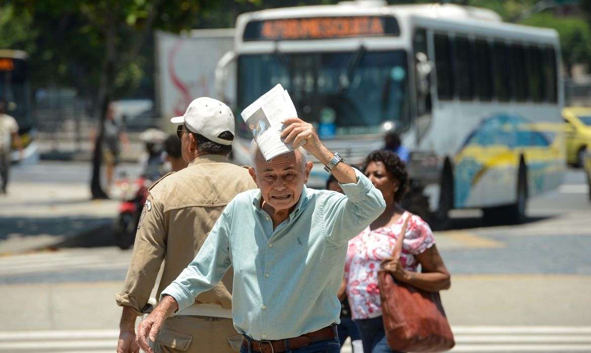Calor levou mais de 5 mil pessoas a buscar atendimento no Rio em 2025