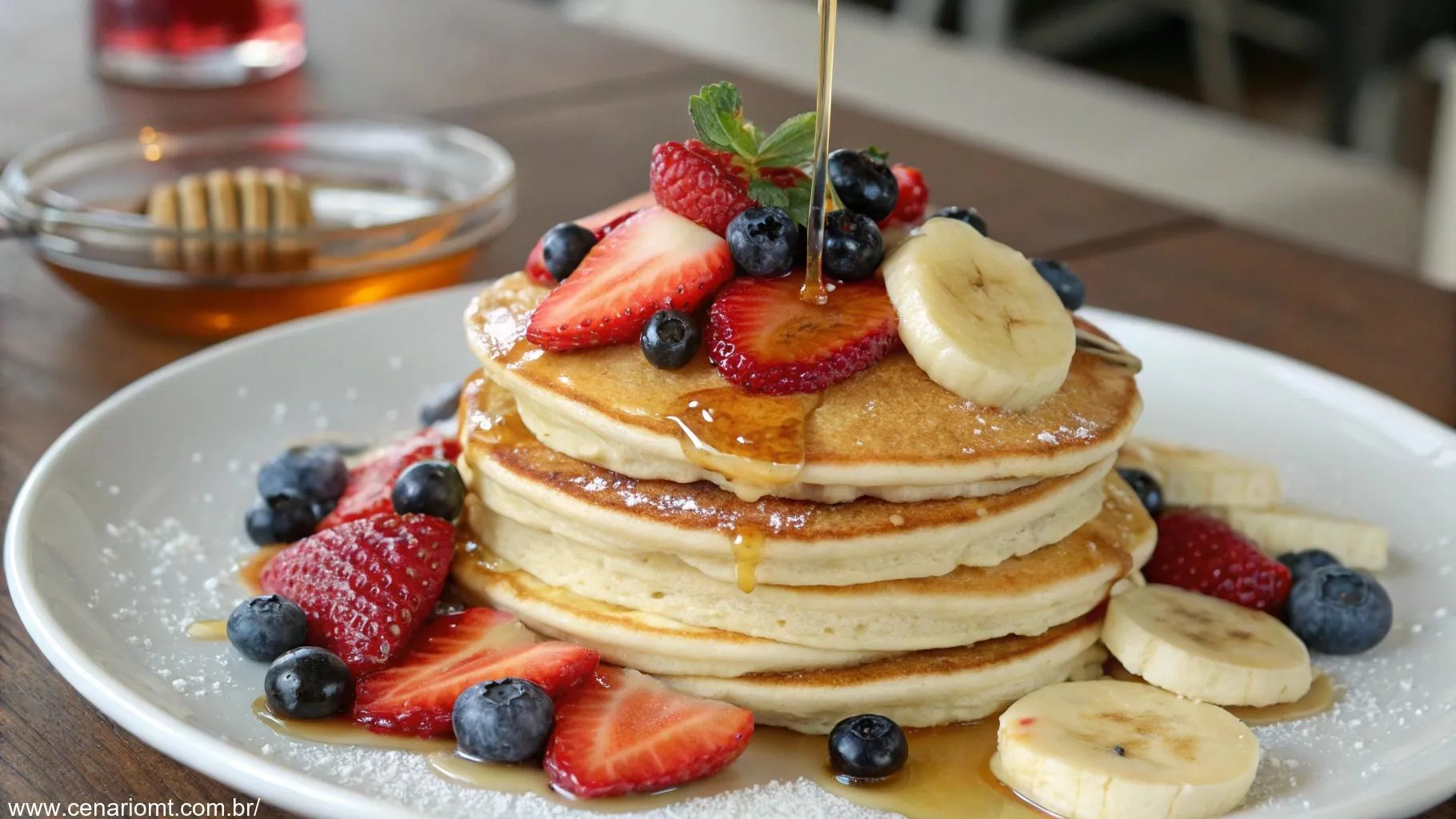 Panqueca Americana Fofinha com Mel e Frutas: Uma Delícia Irresistível