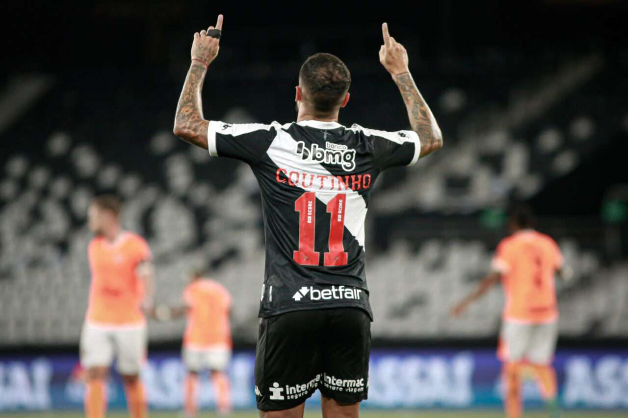 Com show de Coutinho, Vasco faz 3 a 0 e avança na Copa do Brasil