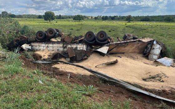 Motorista morre em capotamento de carreta na BR-163 em Rondonópolis