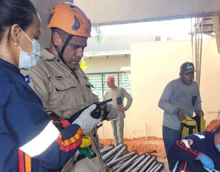 Bombeiros resgatam homem que caiu em fosso de elevador em Rondonopolis