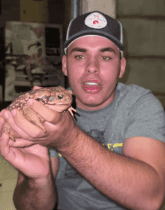 Homem viraliza ao mostrar sapo de estimação e encanta a internet