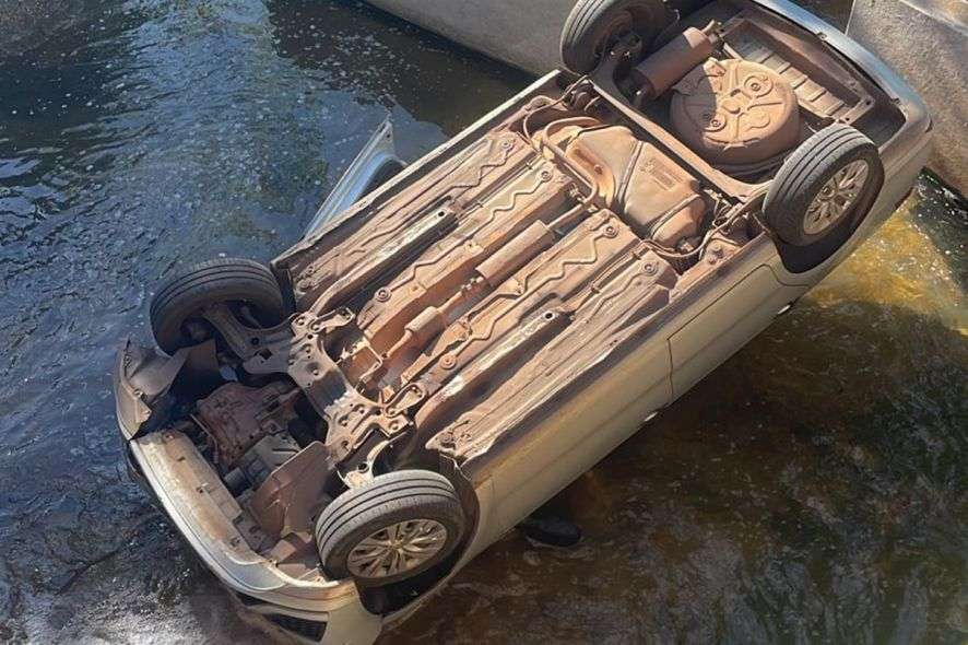 Motorista de aplicativo cai com carro em córrego ao desviar de motociclista em Várzea Grande