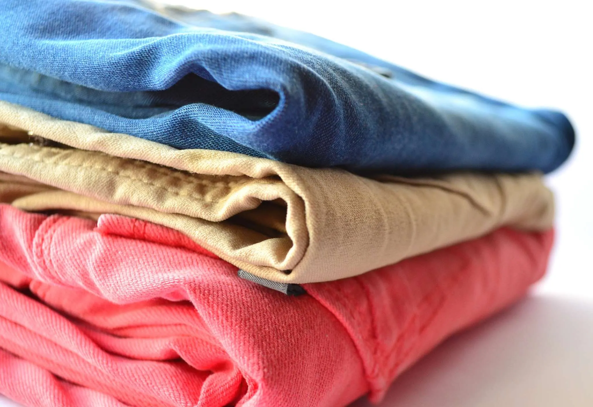 Como remover manchas gordurosas de roupas coloridas – quatro maneiras