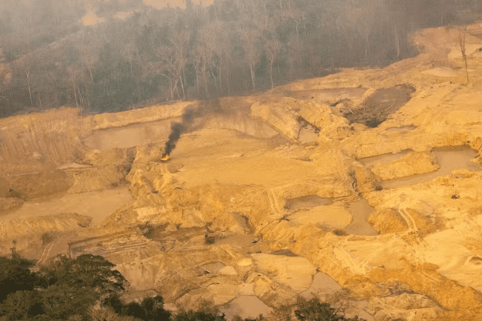 Forças de segurança apreendem escavadeiras furtadas e destroem maquinário de garimpo ilegal na Terra Indígena Sararé
