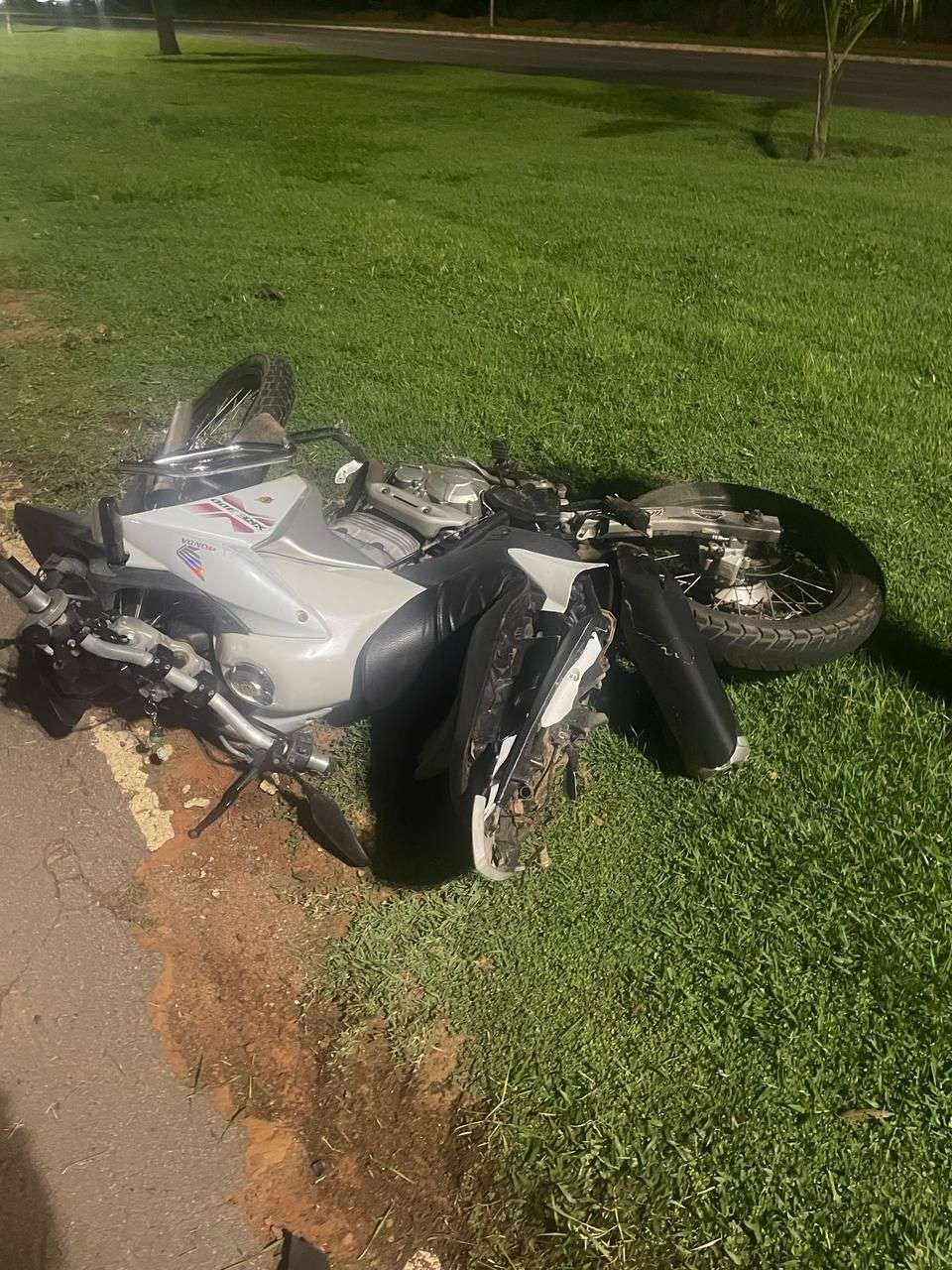 Acidente deixa motociclista gravemente ferido após colisão contra palmeira em Lucas do Rio Verde