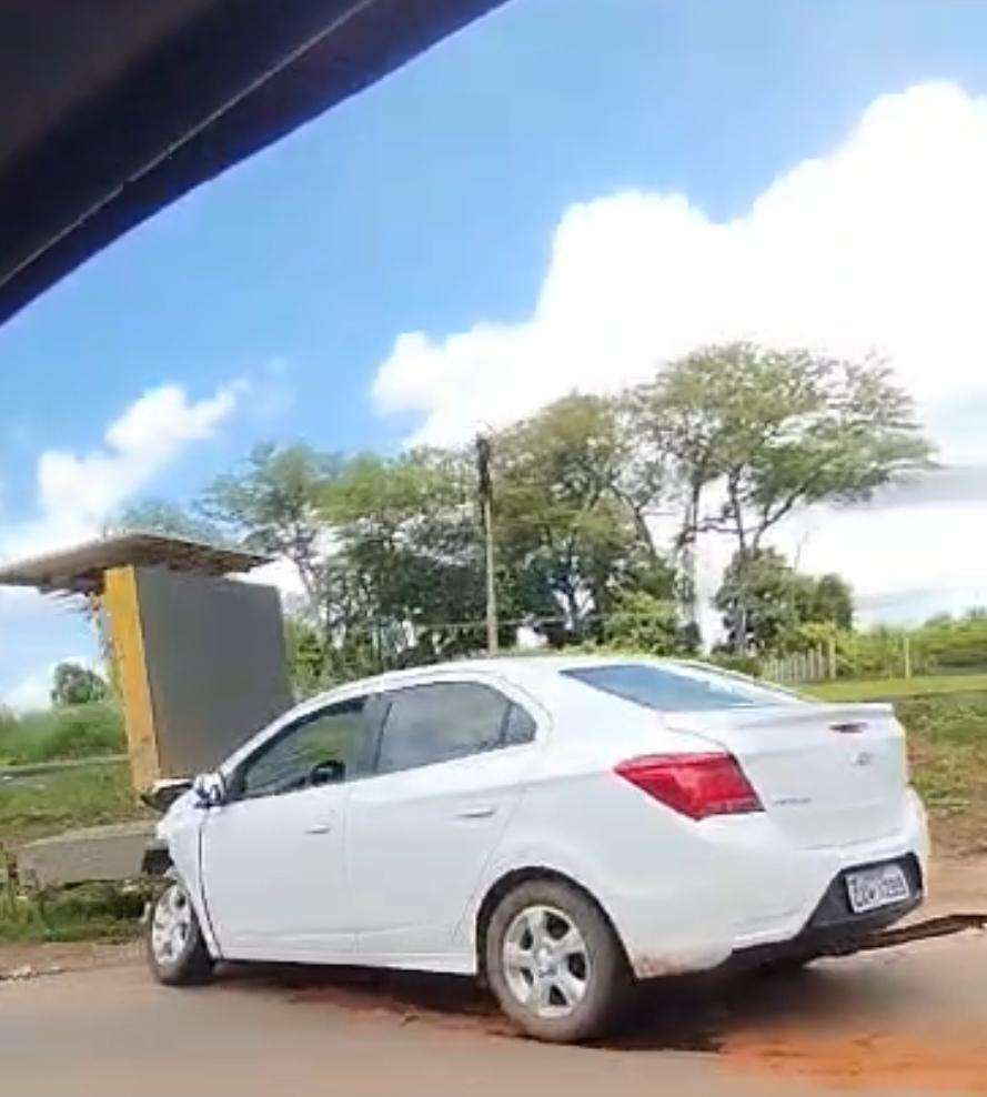 Carreta e automóvel colidem na BR-163 em Nova Mutum; ninguém se feriu