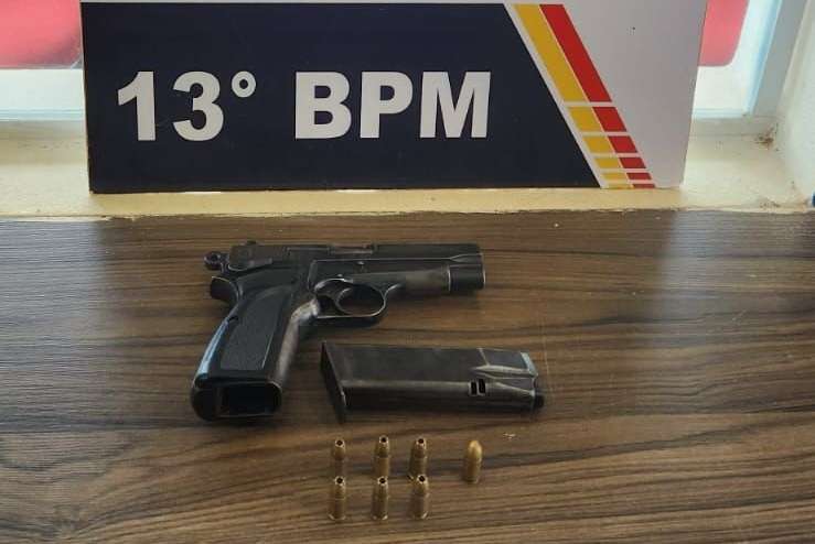 Proprietário do estabelecimento foi flagrado com pistola de uso restrito e munições no escritório da loja 