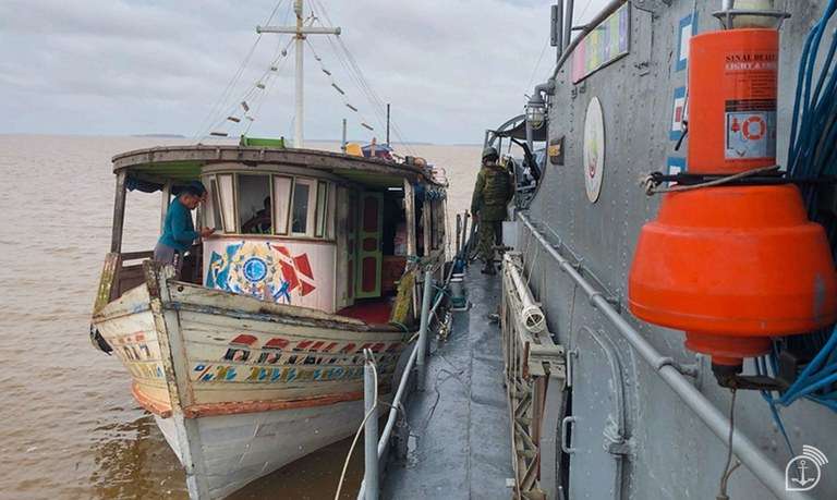 Marinha apreende embarcação com madeira ilegal no Pará - Segundo-Tenente Danilo Queiroz