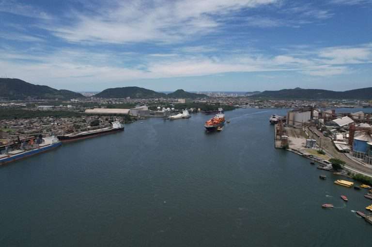 Portos brasileiros movimentam 95% das importações e exportações de produtos