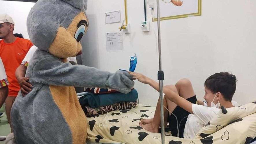Ala pediátrica do Pronto-Socorro Municipal de Várzea Grande recebe visita especial do ‘Coelhinho da Páscoa’
