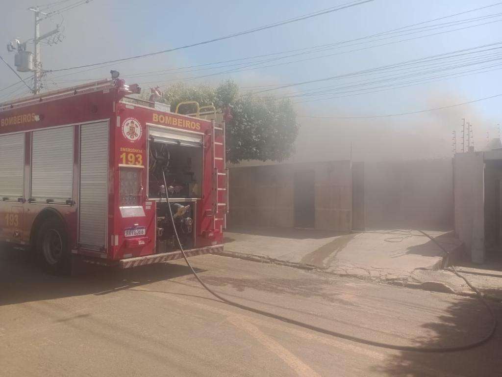 Bombeiros de Mato Grosso combatem incêndio em residência em Rondonópolis